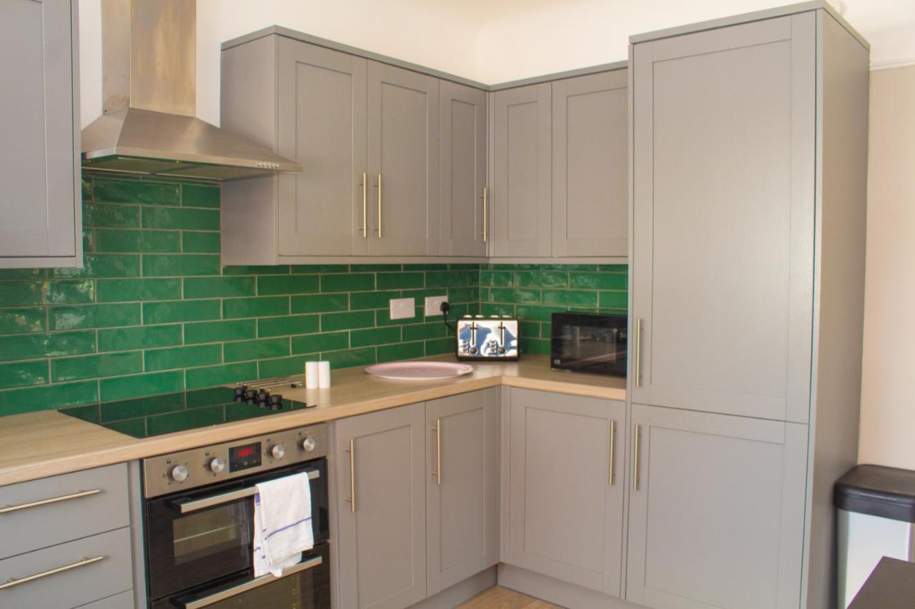 Cosy 3Bed Bungalow In West Kirby, Free Parking Frankby エクステリア 写真