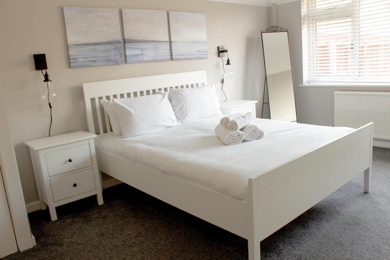 Cosy 3Bed Bungalow In West Kirby, Free Parking Frankby エクステリア 写真