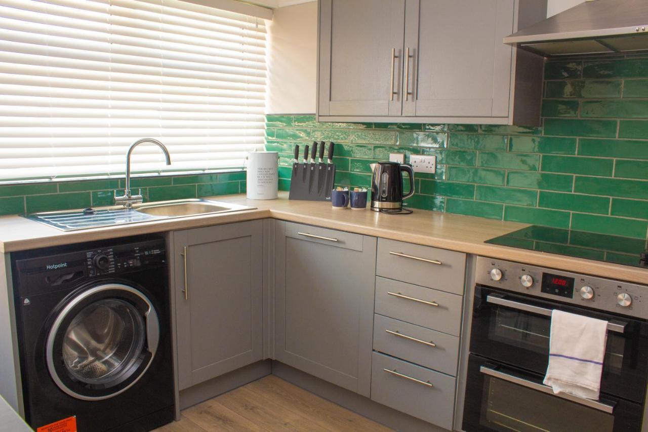 Cosy 3Bed Bungalow In West Kirby, Free Parking Frankby エクステリア 写真
