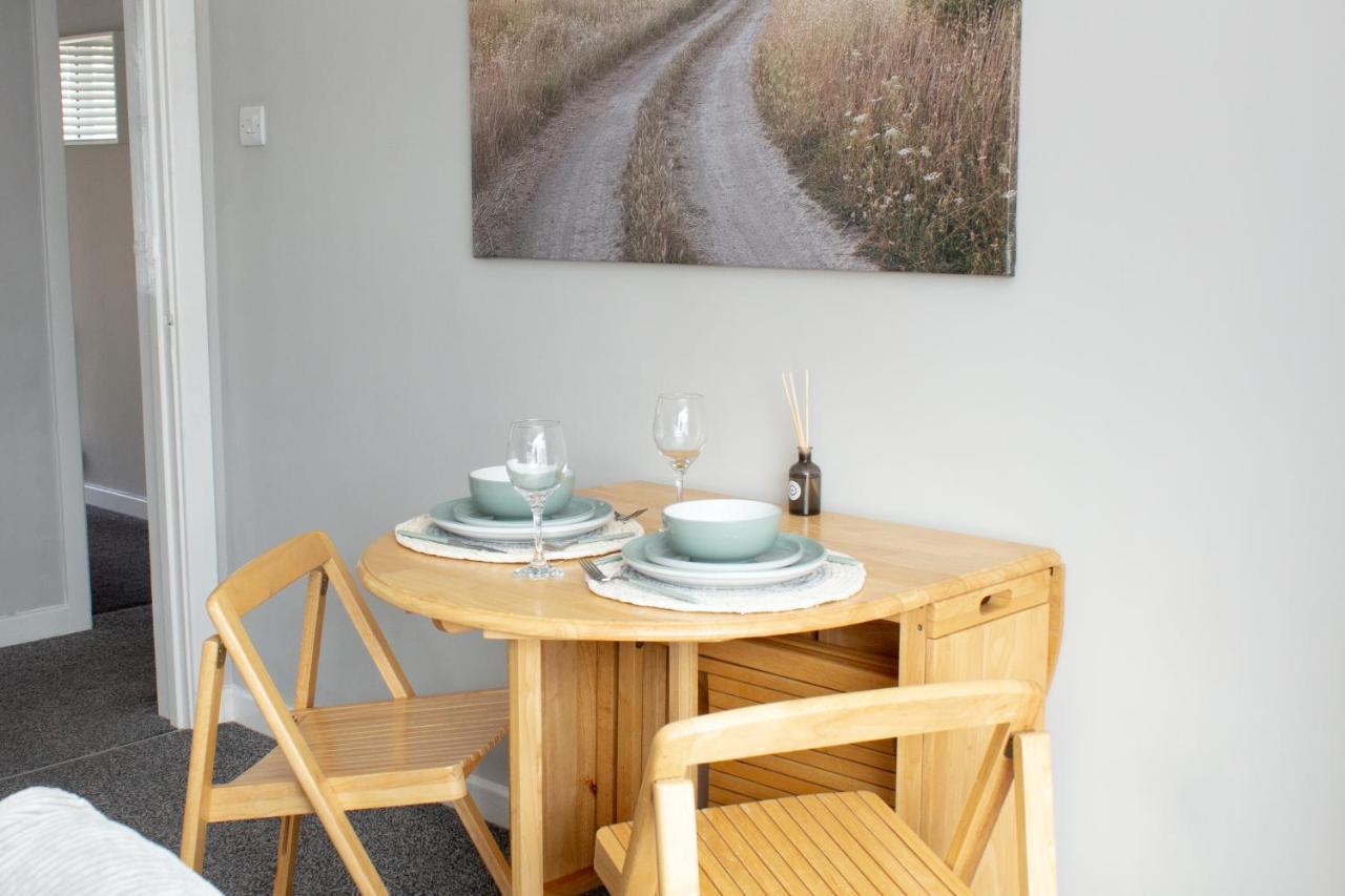 Cosy 3Bed Bungalow In West Kirby, Free Parking Frankby エクステリア 写真
