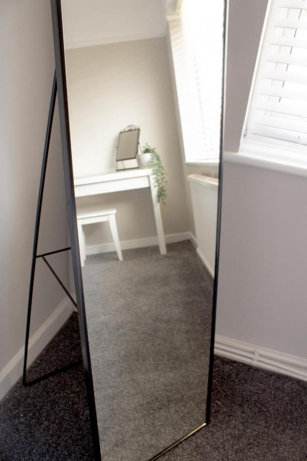 Cosy 3Bed Bungalow In West Kirby, Free Parking Frankby エクステリア 写真