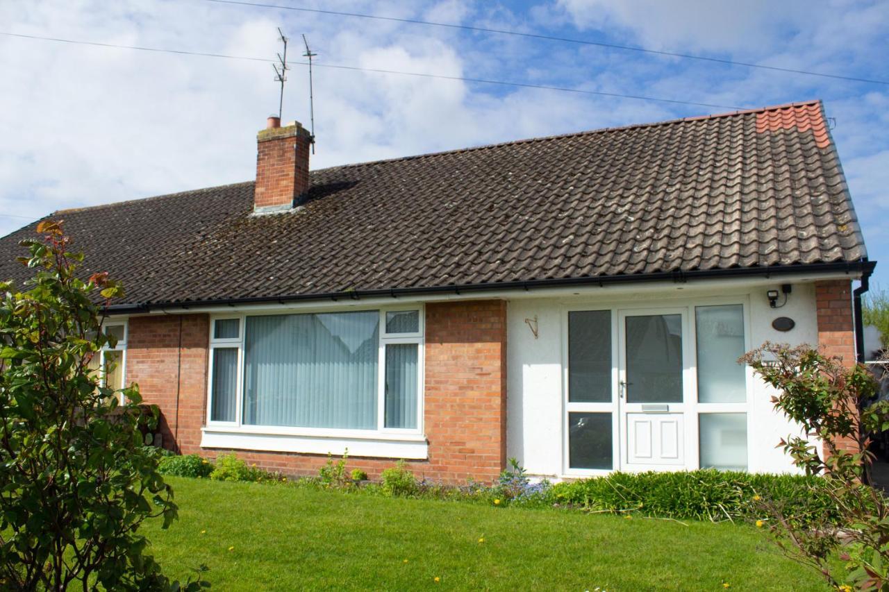 Cosy 3Bed Bungalow In West Kirby, Free Parking Frankby エクステリア 写真